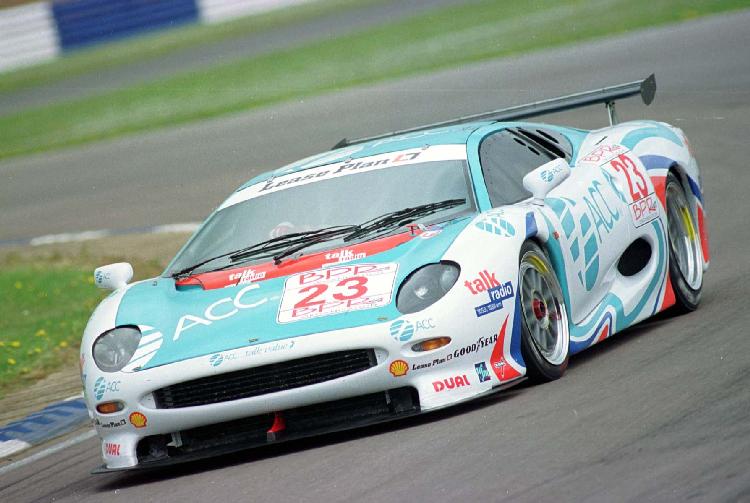 xj220_2.jpg (57987 bytes)